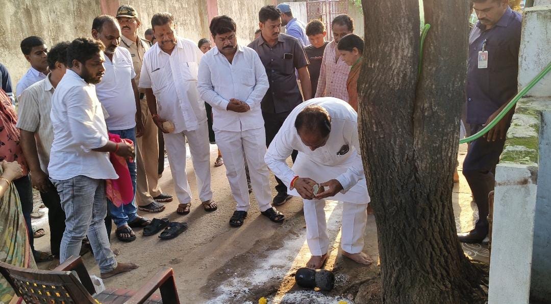 అభివృద్ధి పనులకు మంత్రి కొట్టు శంకుస్థాపనలు