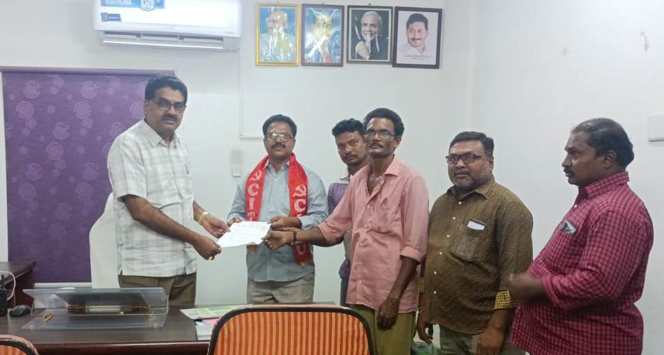 వినతి పత్రం సమర్పిస్తున్న సిఐటియు నాయకులు