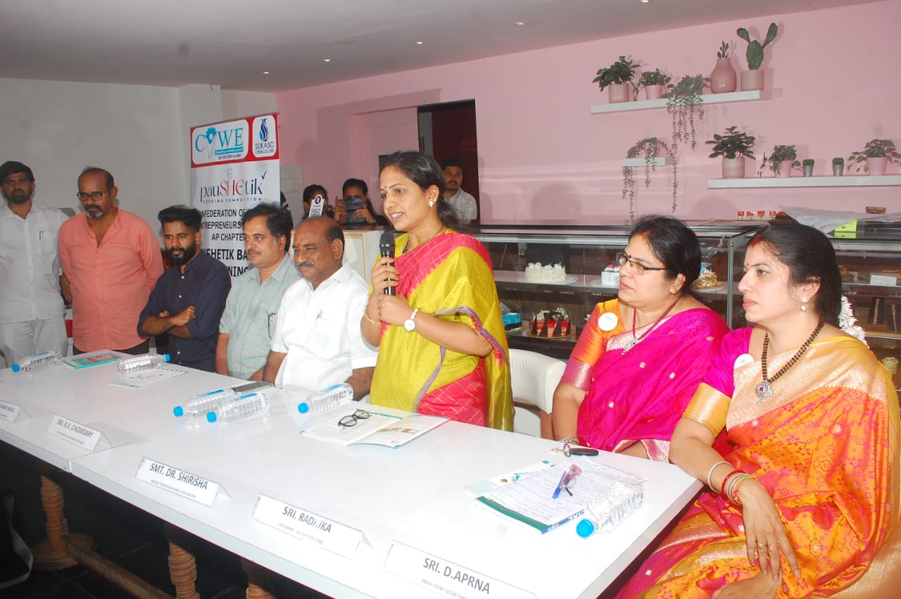  అత్యధిక పోషక విలువలుగల తృణధాన్యాలతో ( మిల్లెట్స్‌ ) తో ఆరోగ్యకరమైన కేకులు, కుకీస్‌ తయారీ విధానంపై మహిళలకు అఖిల భారత మహిళా వ్యాపారవేత్తల సమాఖ్య ఆధ్వర్యములో రెండు రోజులు ఇచ్చే శిక్షణను సోమవారం ప్రారంభించారు. స్థానిక ఎం ఆర్‌ పల్లి సర్కిల్లోని బేకర్స్‌ బై బ్యాండ్‌ ప్రాంగణంలో జరిగిన కార్యక్రమానికి తిరుపతి మేయర్‌ డాక్టర్‌ శిరీష ముఖ్యఅతిథిగా హాజరయ్యారు. ఈ సందర్భంగా ఆమె మాట్లాడుతూ తిరుపతి, ఏపీ చాంబర్‌ ఆఫ్‌ కామర్స్‌ సహకారముతో 21, 22 తేదీల్లో మహిళలకు తణధాన్యాలతో కేకులు తయారుచేయు విధానంపై శిక్షణ ఇవ్వడం అభినందనీయమన్నా