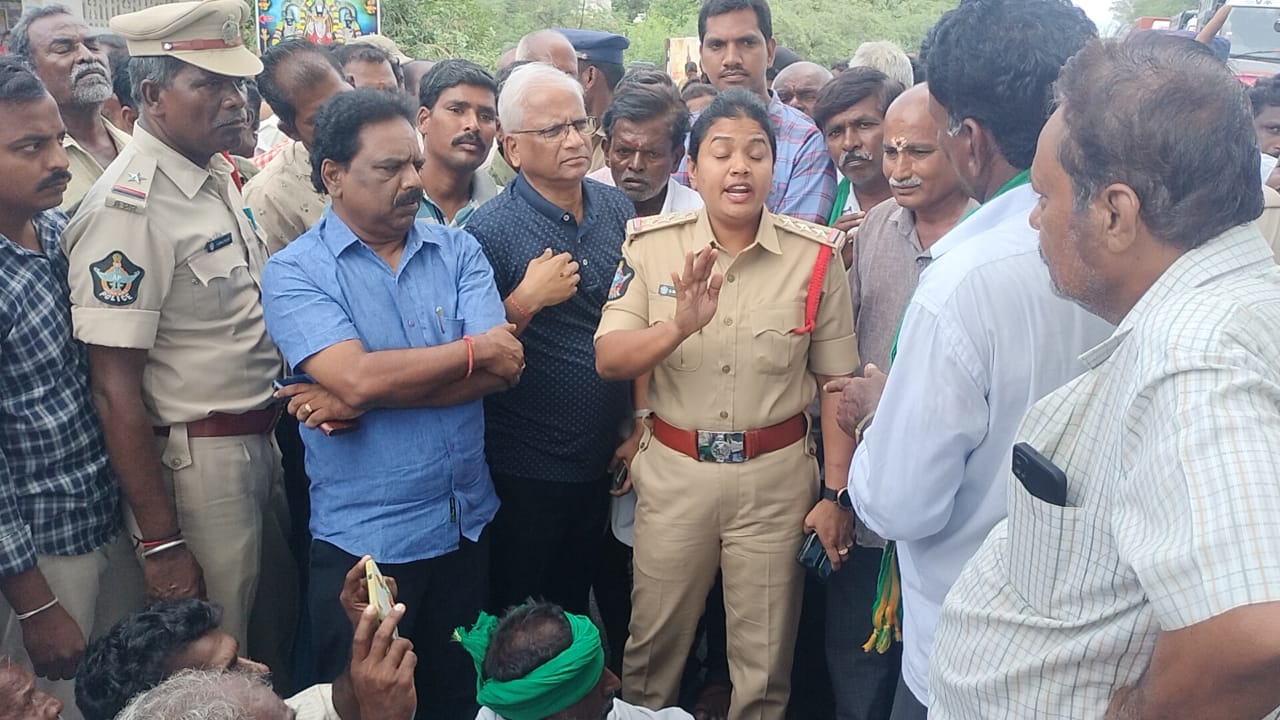పోలీసులతో చెరకు రైతు నాయకుల వాగ్వాదం 