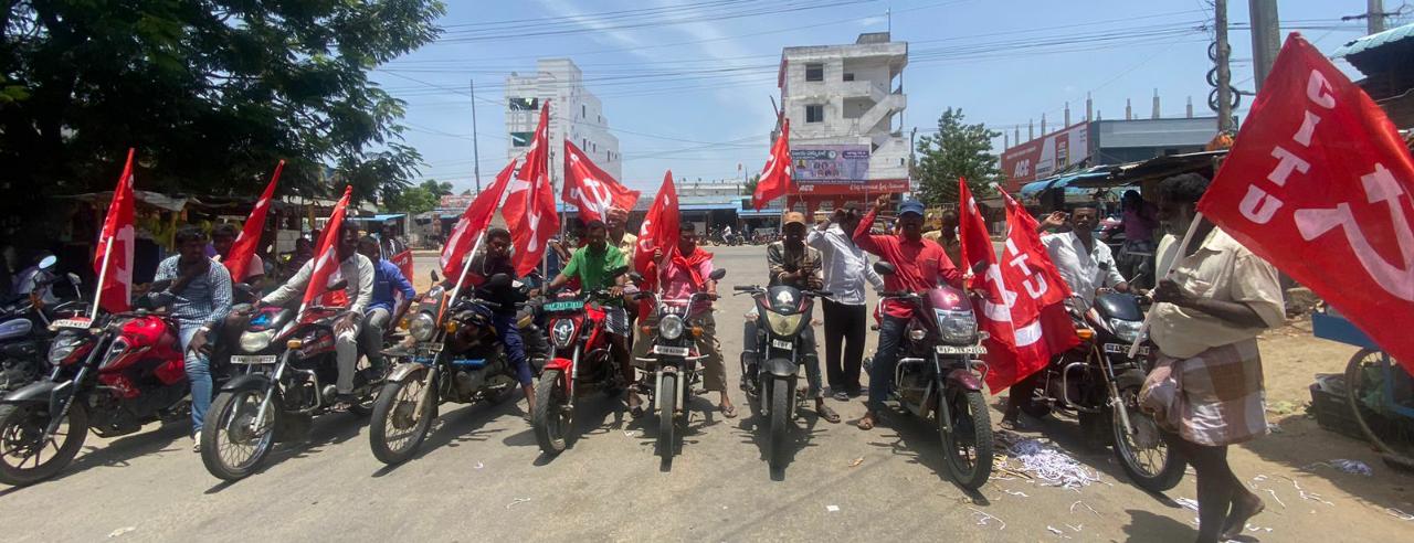 మున్సిపల్‌ కార్మికులను పర్మినెంట్‌ చేయాలని డిమాండ్‌చేస్తూ వెంకటగిరి, గూడూరుల్లో బైక్‌ర్యాలీలు సోమవారం జరిగాయి. సిఐటియు జిల్లా కమిటి సభ్యులు వడ్డిపల్లి చెంగయ్య మాట్లాడుతూ కరోనా టైంలో ఫ్రంట్‌లైన్‌ వారియర్స్‌గా ఉండి ప్రాణాలకు తెగించి సేవ చేశారని, అటువంటివారిని పర్మినెంట్‌ చేయకపోవడం దుర్మార్గమని అన్నారు. చంద్రబాబునాయుడు అధికారంలో ఉన్నపుడు మున్సిపల్‌ కార్మికులను పర్మినెంట్‌ చేస్తామని చెప్పారని, జగన్మోహన్‌రెడ్డి పాదయాత్ర సందర్భంగానూ హామీ ఇచ్చారని, ఎవరూ వీరి గోడు పట్టించుకోలేదన్నారు. మున్సిపల్‌ కార్మికులను పర్మినె