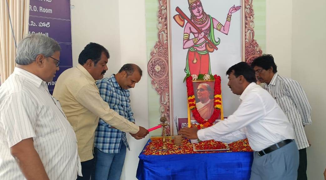 రాయచోటి : ప్రకాశం పంతులు చిత్రపటానికి నివాళి అర్పిస్తున్న ఎఒ బాలక్రిష్ణ