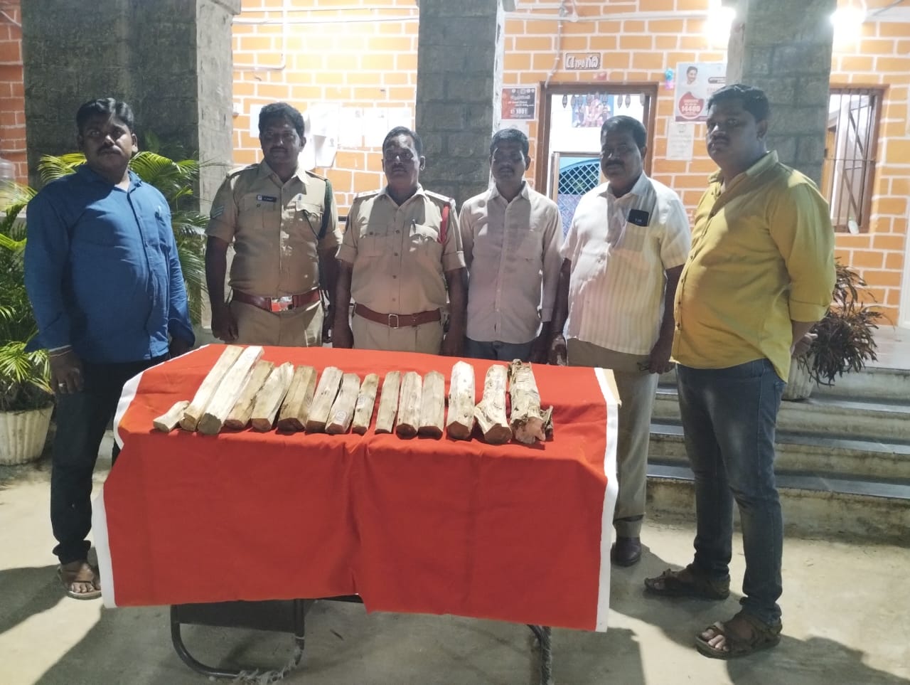 గంధపు చెక్కలు స్వాధీనం