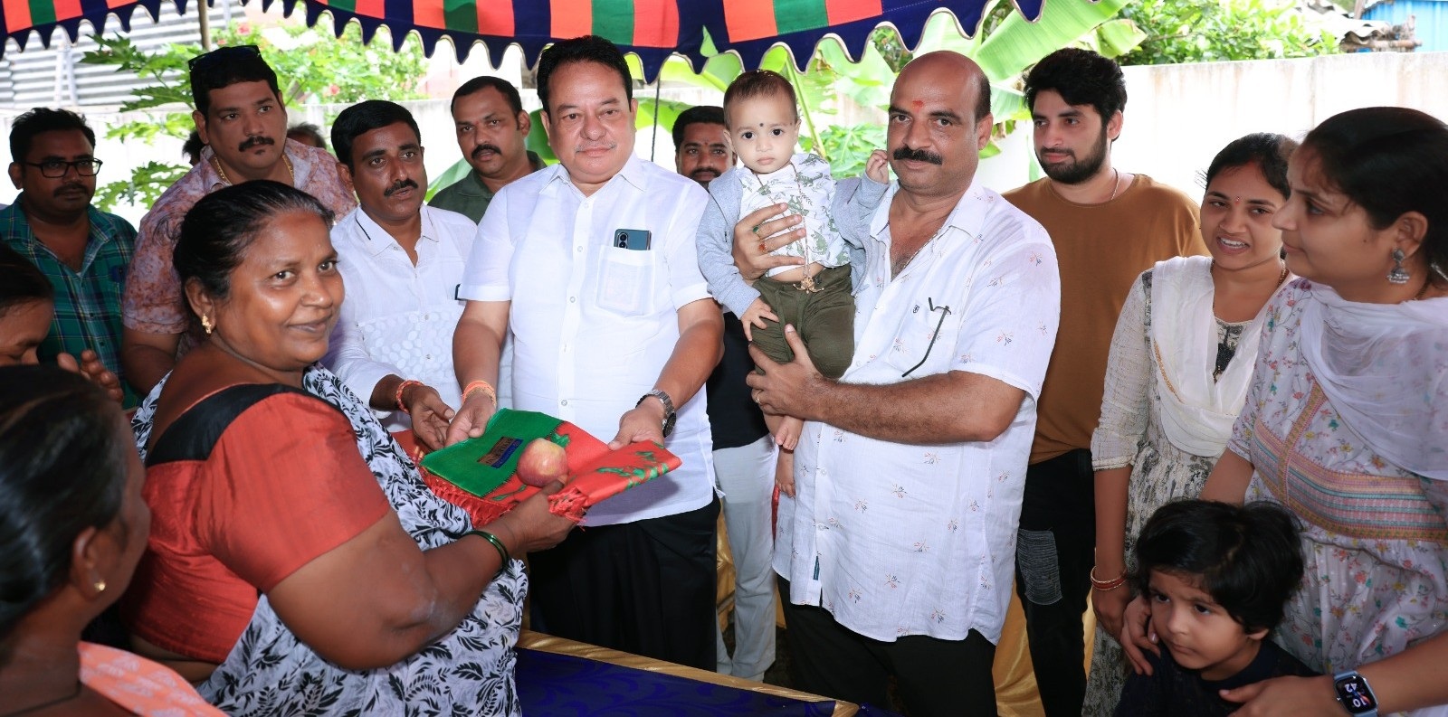 పేదలకు దుస్తులు, పండ్లు పంపిణీ