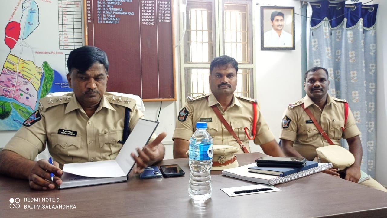 సమావేశంలో మాట్లాడుతున్న డిఎస్‌పి