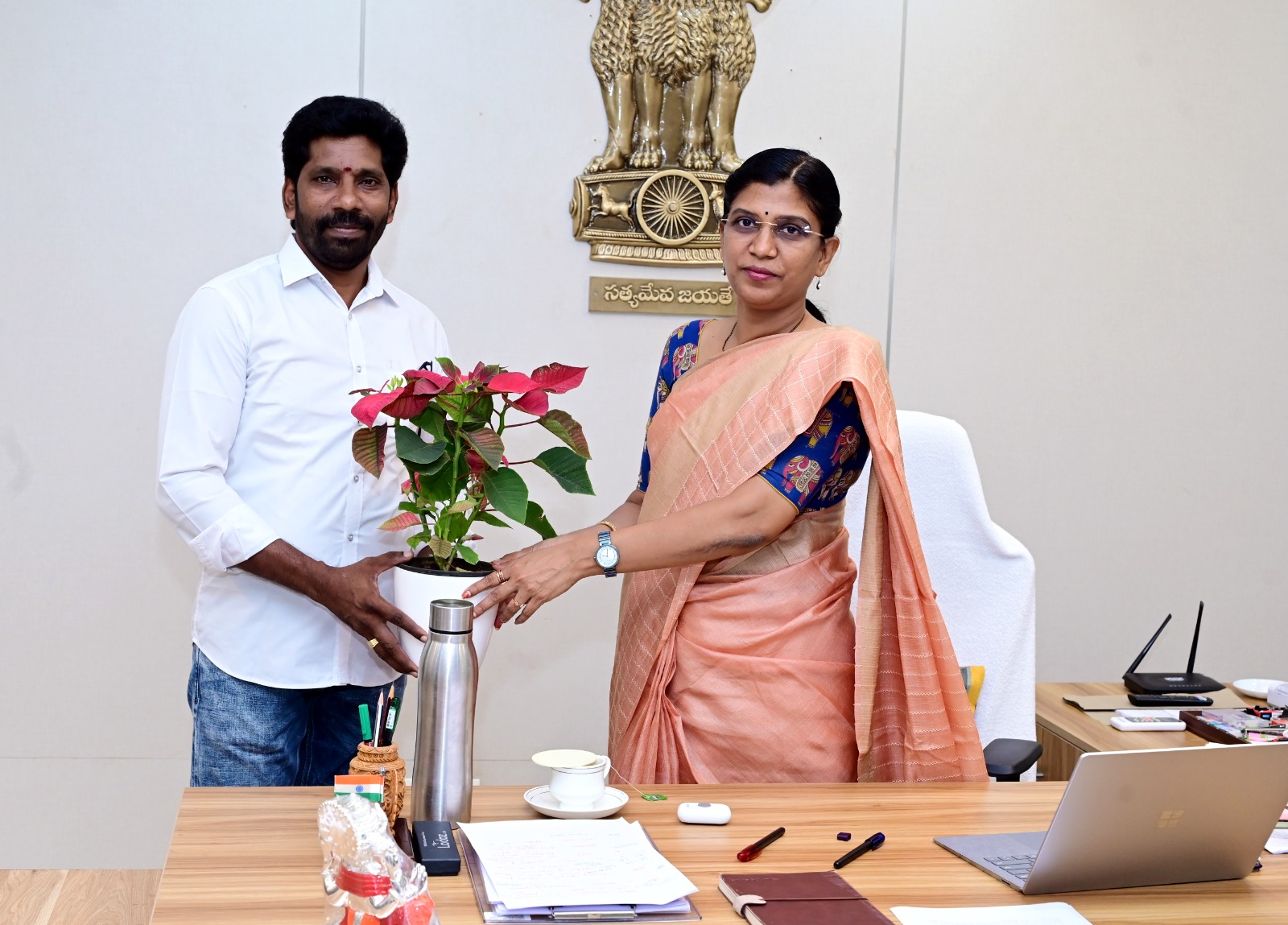 లక్ష్యాలను సకాలంలో పూర్తి చేయాలి : కలెక్టర్‌