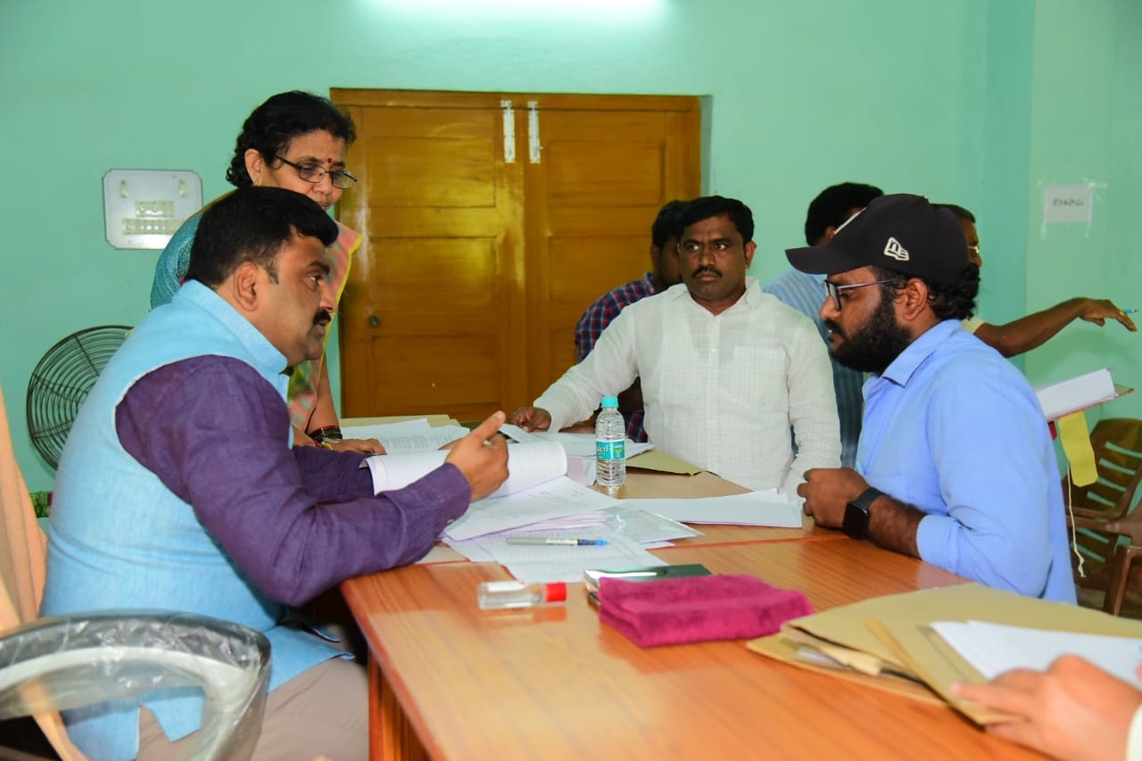 బిఎల్ఓలతో  మాట్లాడుతున్న జిల్లా కలెక్టర్ పి రంజిత్ భాష 