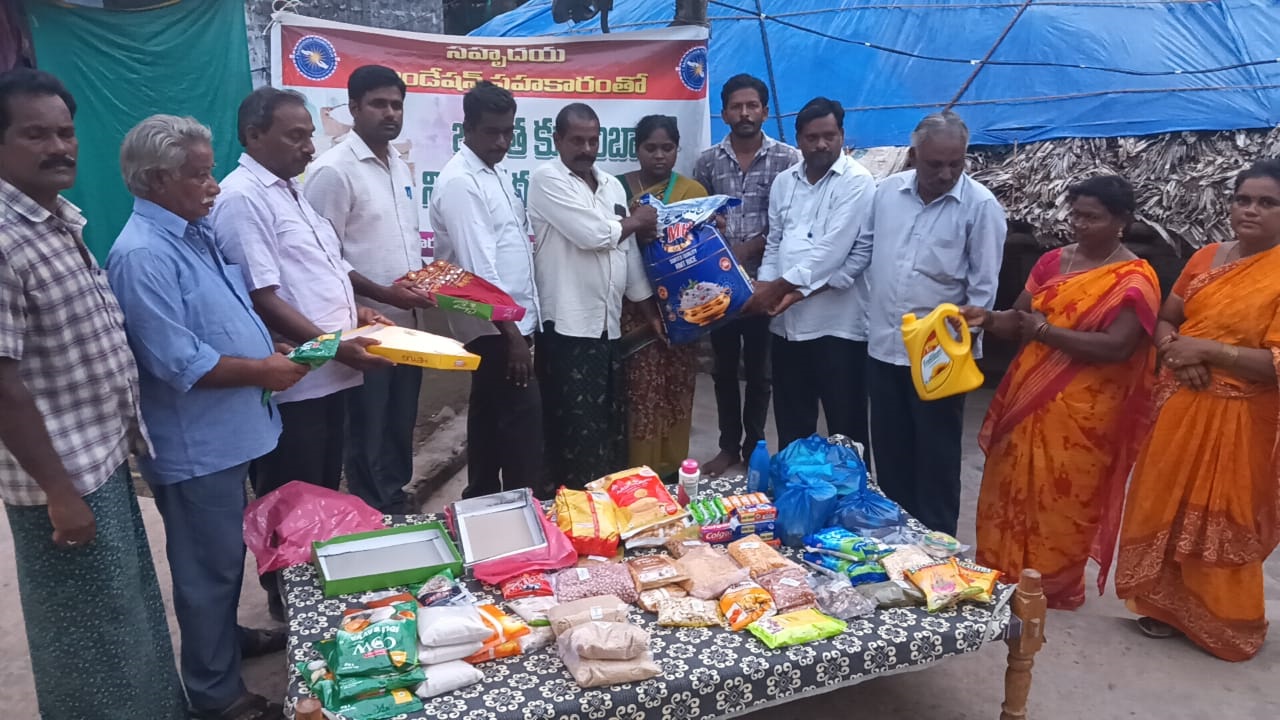 నిత్యసార సరుకులు అందజేస్తున్న సహృదయ ఫౌండేషన్ సభ్యులు