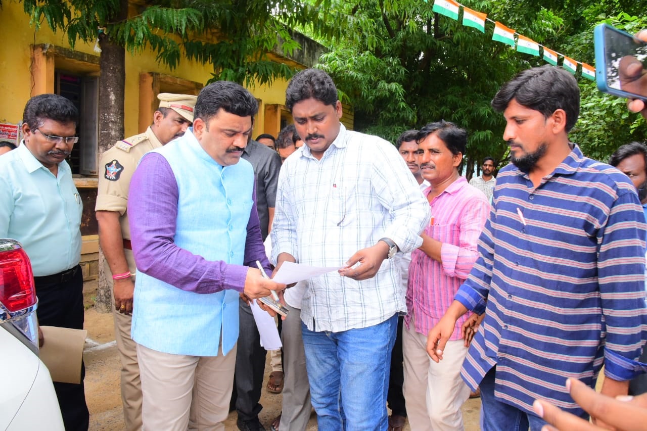 కలెక్టర్‌కు వినతి పత్రం ఇస్తున్న సిపిఎం, జనసేన నాయకులు