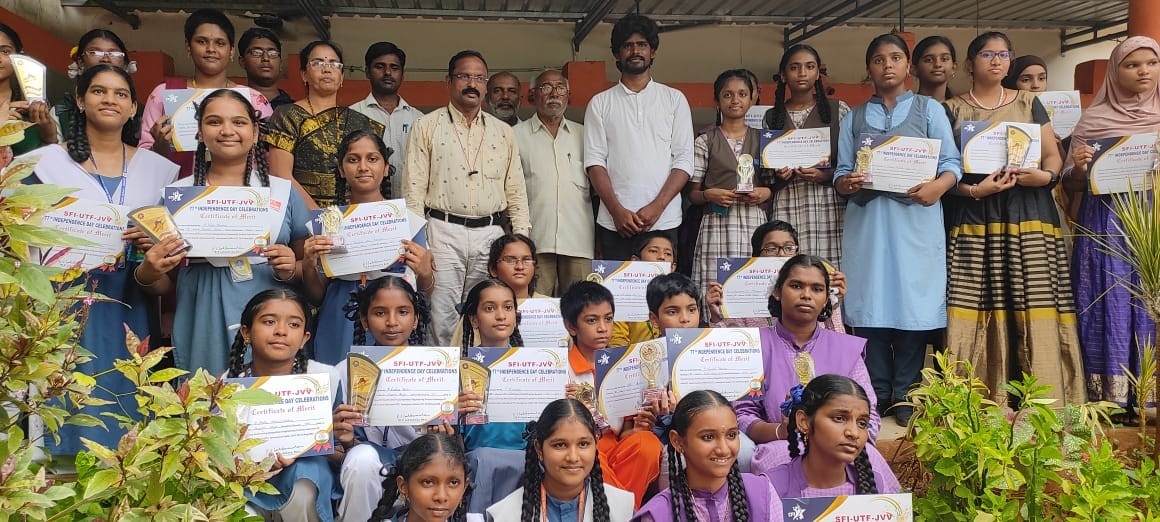 విద్యార్థులతో ఎంఈఓ, ఎస్ఎఫ్ఐ నాయకులు