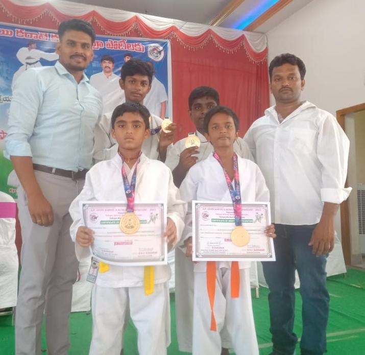 కరాటి పోటీలలో విద్యార్థులకు బంగారు పతకాలు