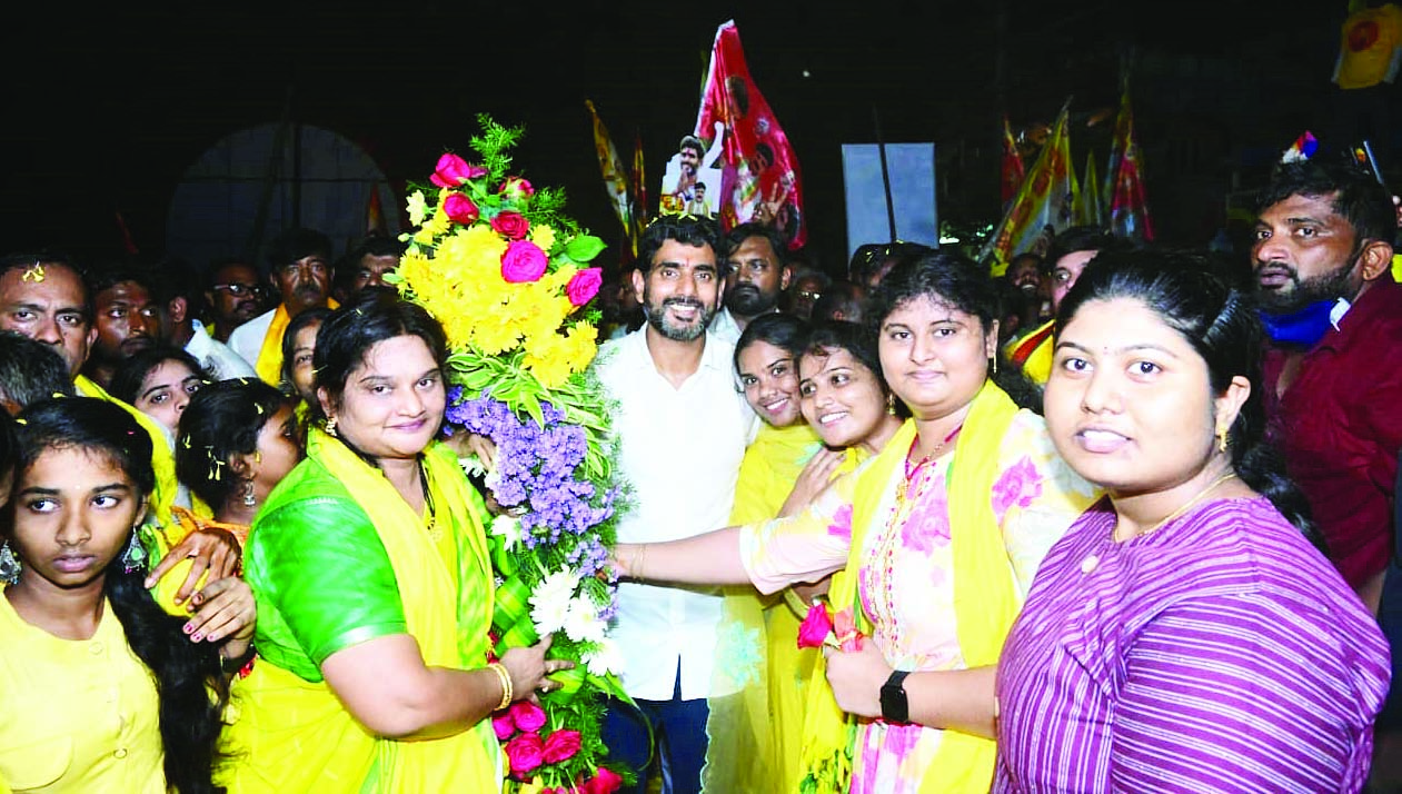 హామీలిస్తూ.. ముందుకు సాగుతూ..!