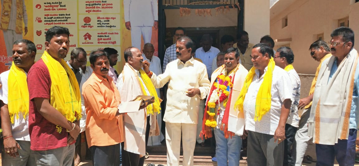 వాణిజ్య విభాగం అధ్యక్షుడికి సన్మానం