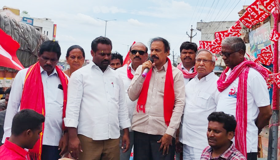 మాట్లాడుతున్న సిపిఐ రాష్ట్ర కార్యదర్శి రామకృష్ణ