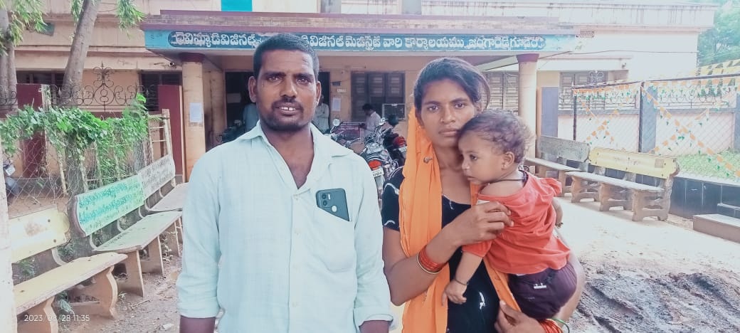 లైన్‌మేన్‌పై చర్యలు తీసుకోవాలి