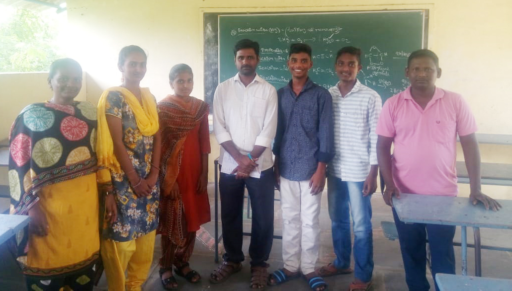 విద్యార్ధుల సమస్యలు తెలుసుకుంటున్న ఎస్‌ఎఫ్‌ఐ నాయకులు