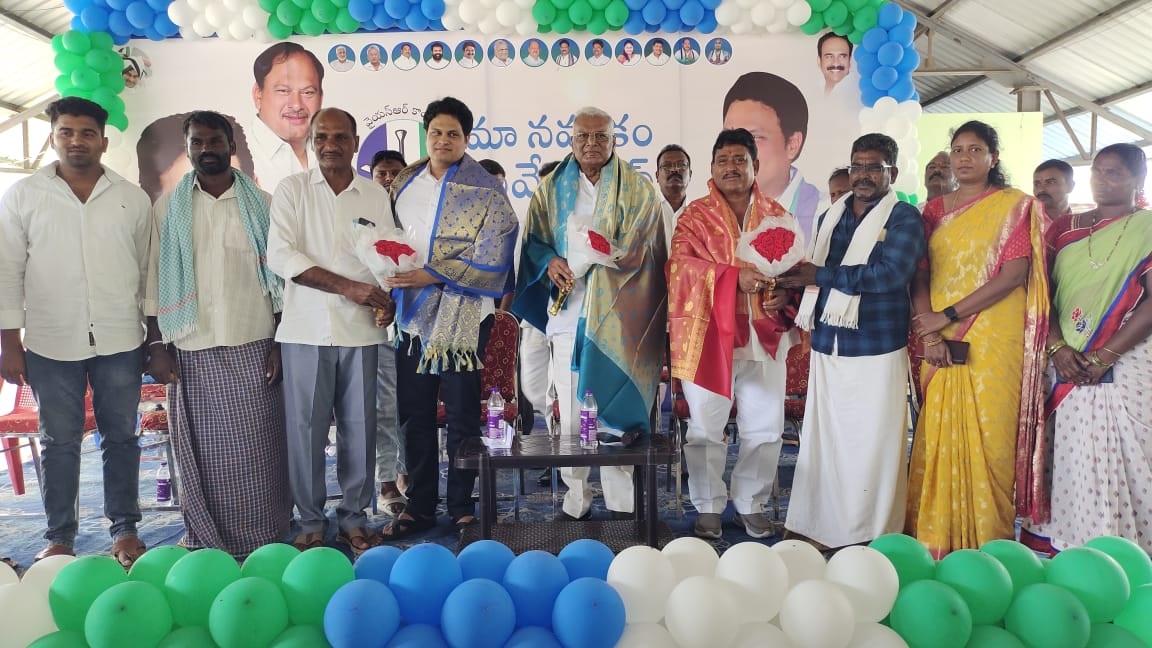 సమావేశంలో మాట్లాడుతున్న నియోజకవర్గ ఇంచార్జి కరణం వెంకటేష్ 