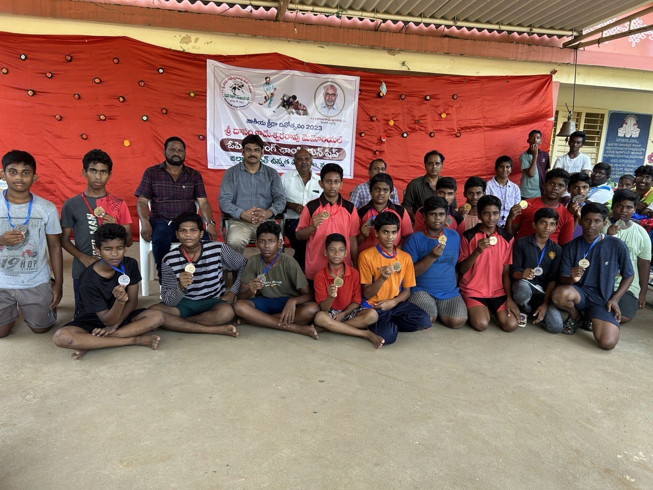 దాసరి కామేశ్వరరావు మెమోరియల్‌  ఓపెన్‌ రెజ్లింగ్‌ ఛాంపియన్‌గా నున్న జడ్‌పి హైస్కూల్‌
