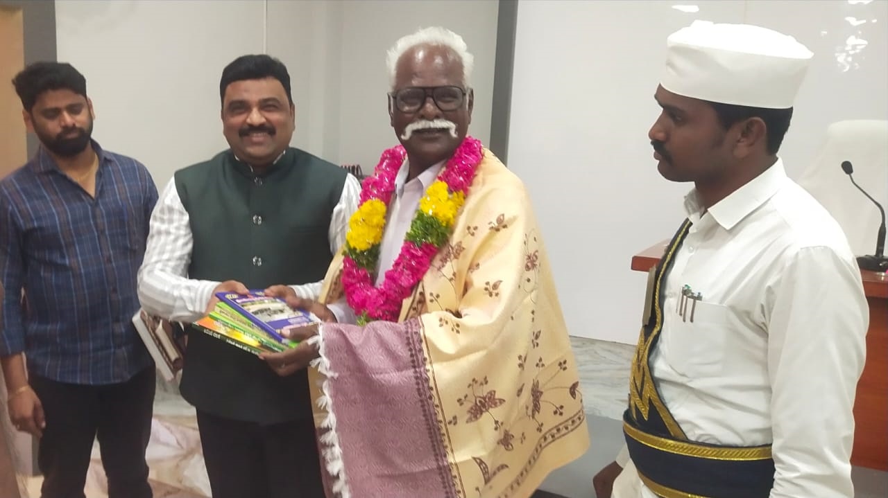 విద్వాన్ జ్యోతి చంద్రమౌళి ని సన్మానిస్తున్న జిల్లా కలెక్టర్ పి రంజిత్ భాష