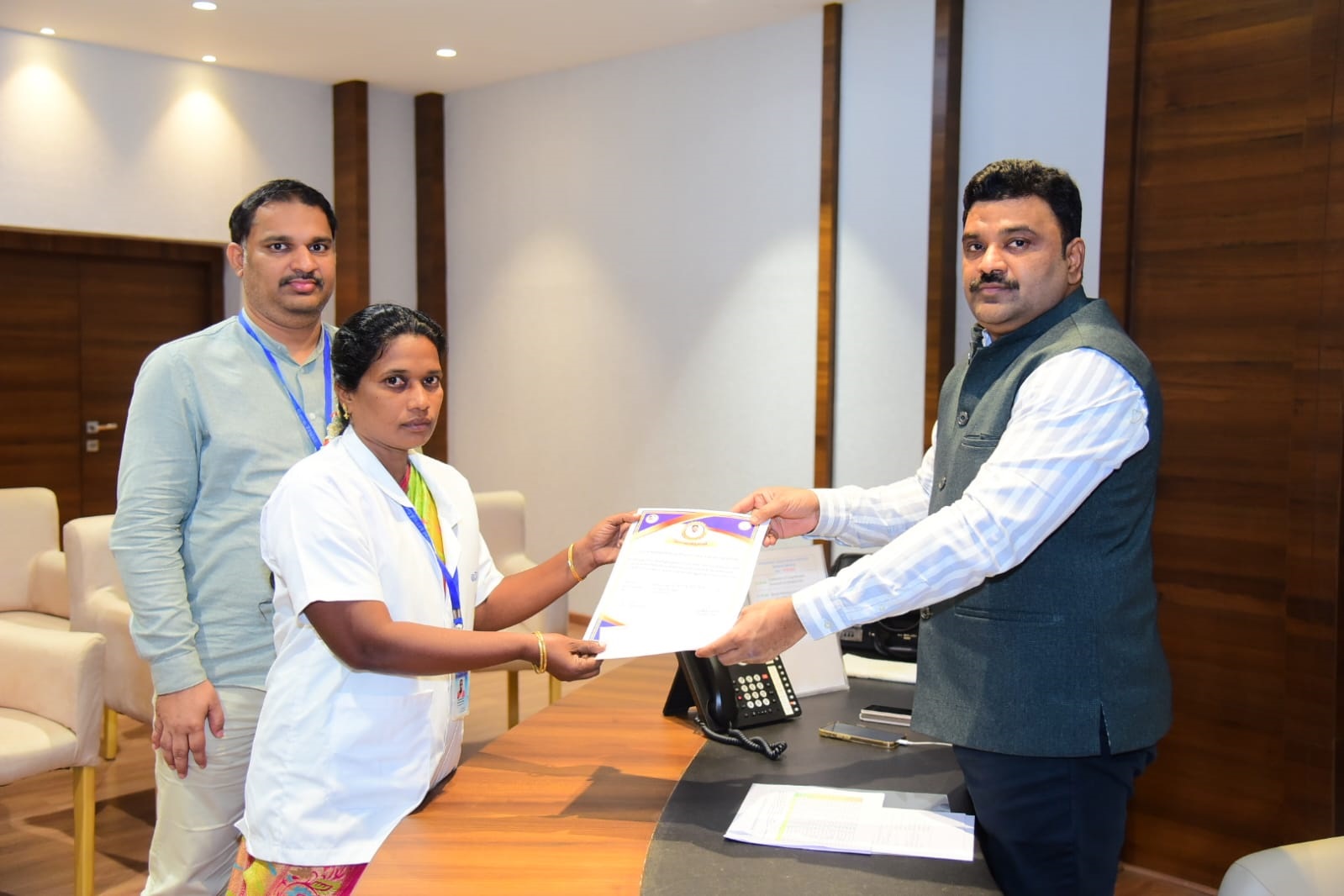 ఆరోగ్యమిత్రను అభినందించిన కలెక్టర్