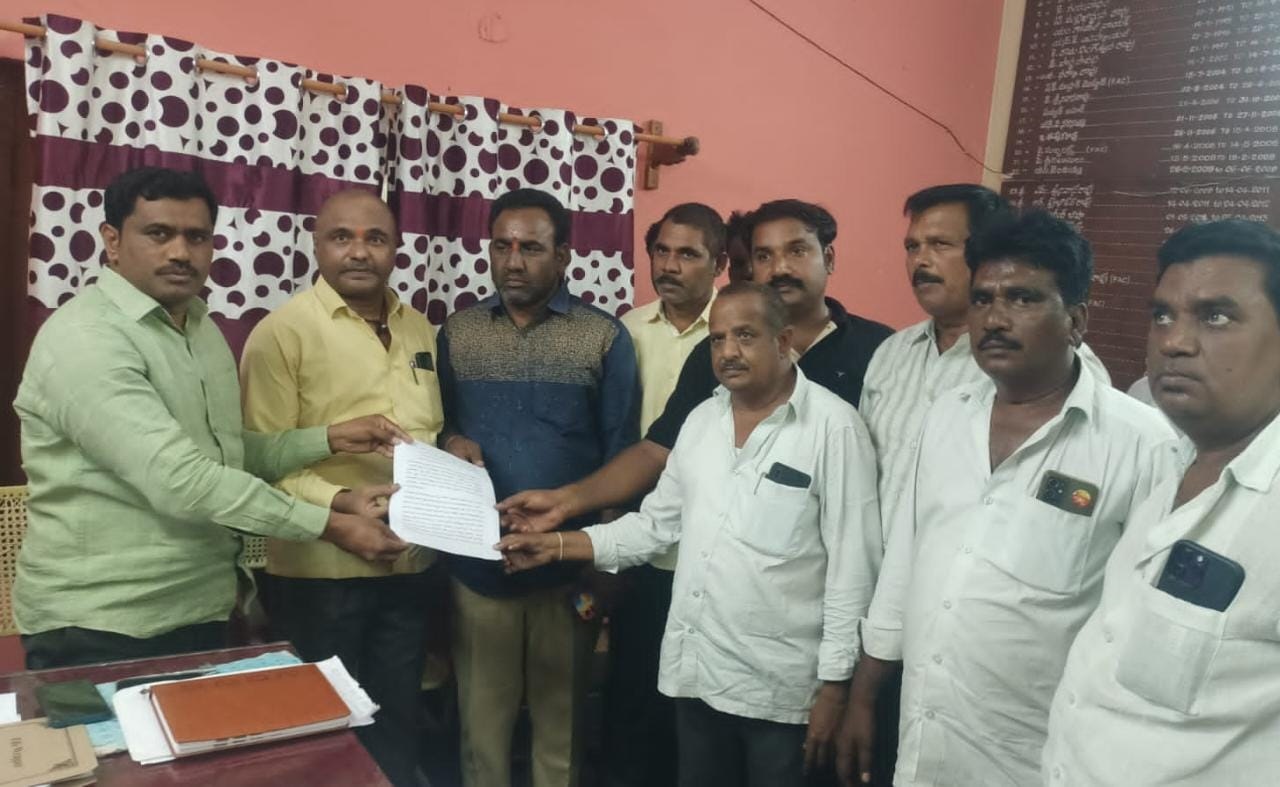 ఇసుక దోపిడిపై తాసిల్దార్ జివి సుబ్బారెడ్డికి వినతి పత్రాలు అందిస్తున్న టిడిపి నాయకులు