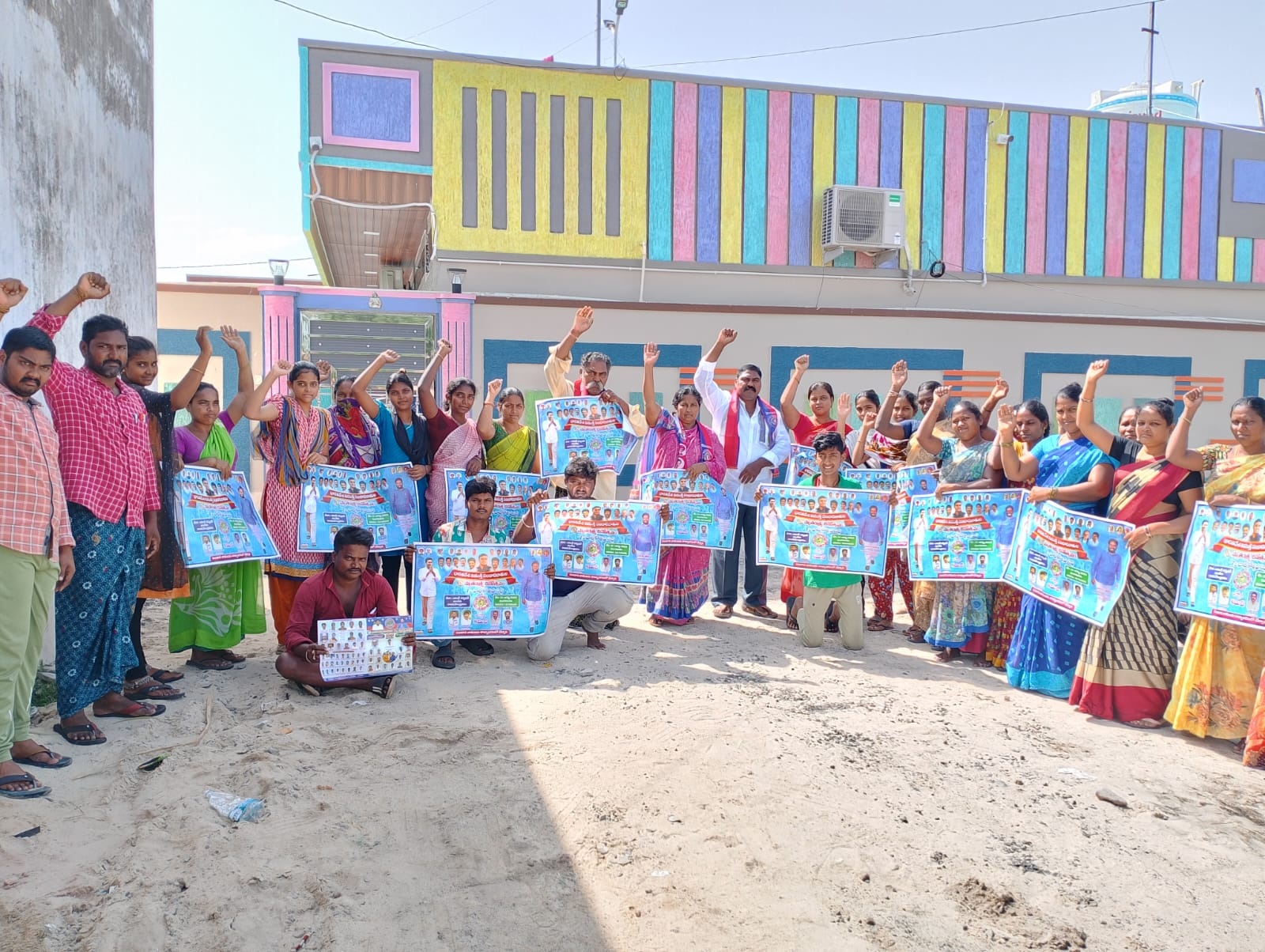 కరపత్రాల పంపిణీలో సంచార జాతుల జిల్లా అధ్యక్షులు దుర్గారావు 