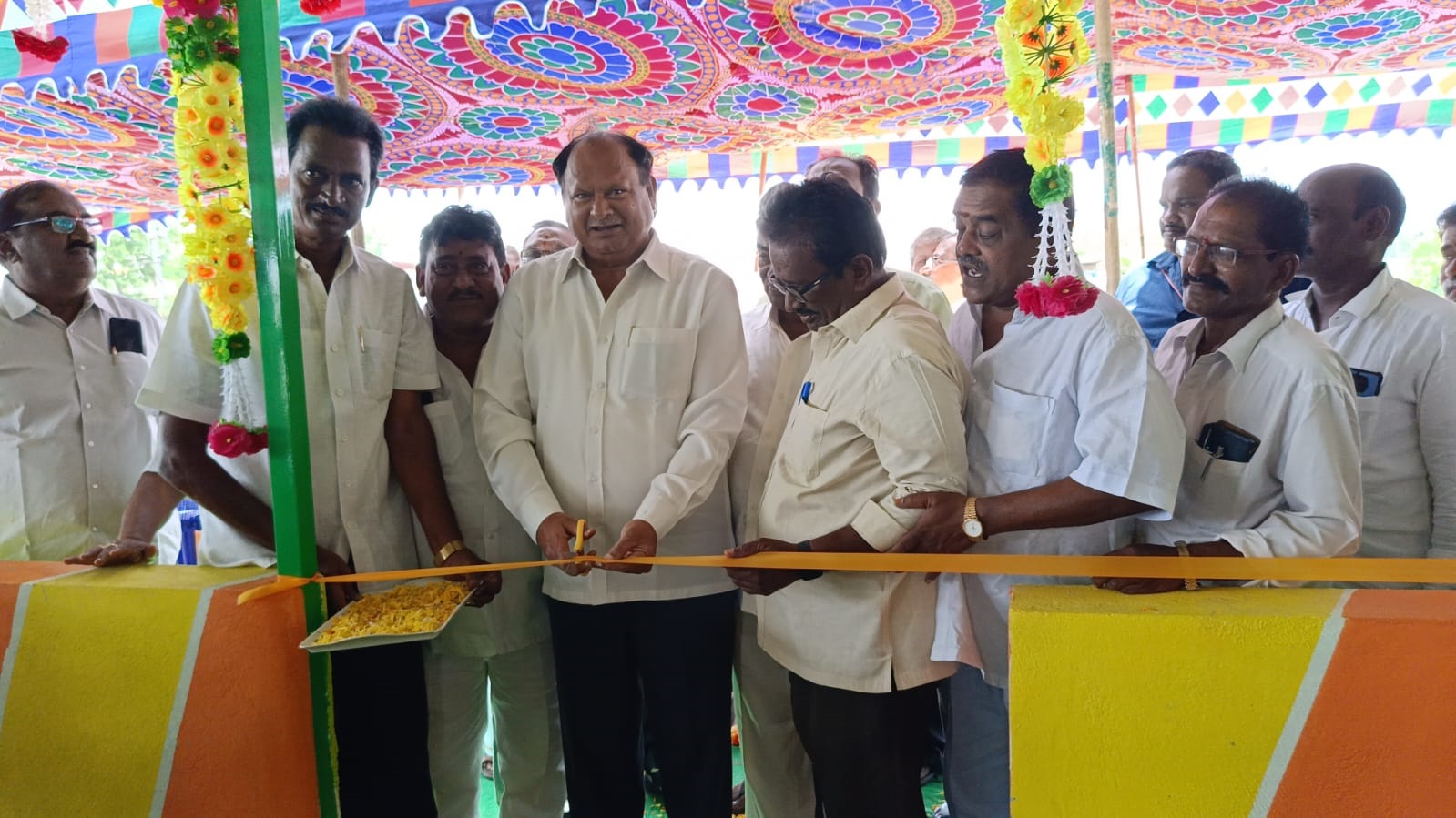 సిరివెన్నెల ఫుడ్ కోర్టు ప్రారంభిస్తున్న ఎమ్మెల్యే బలరామకృష్ణమూర్తి