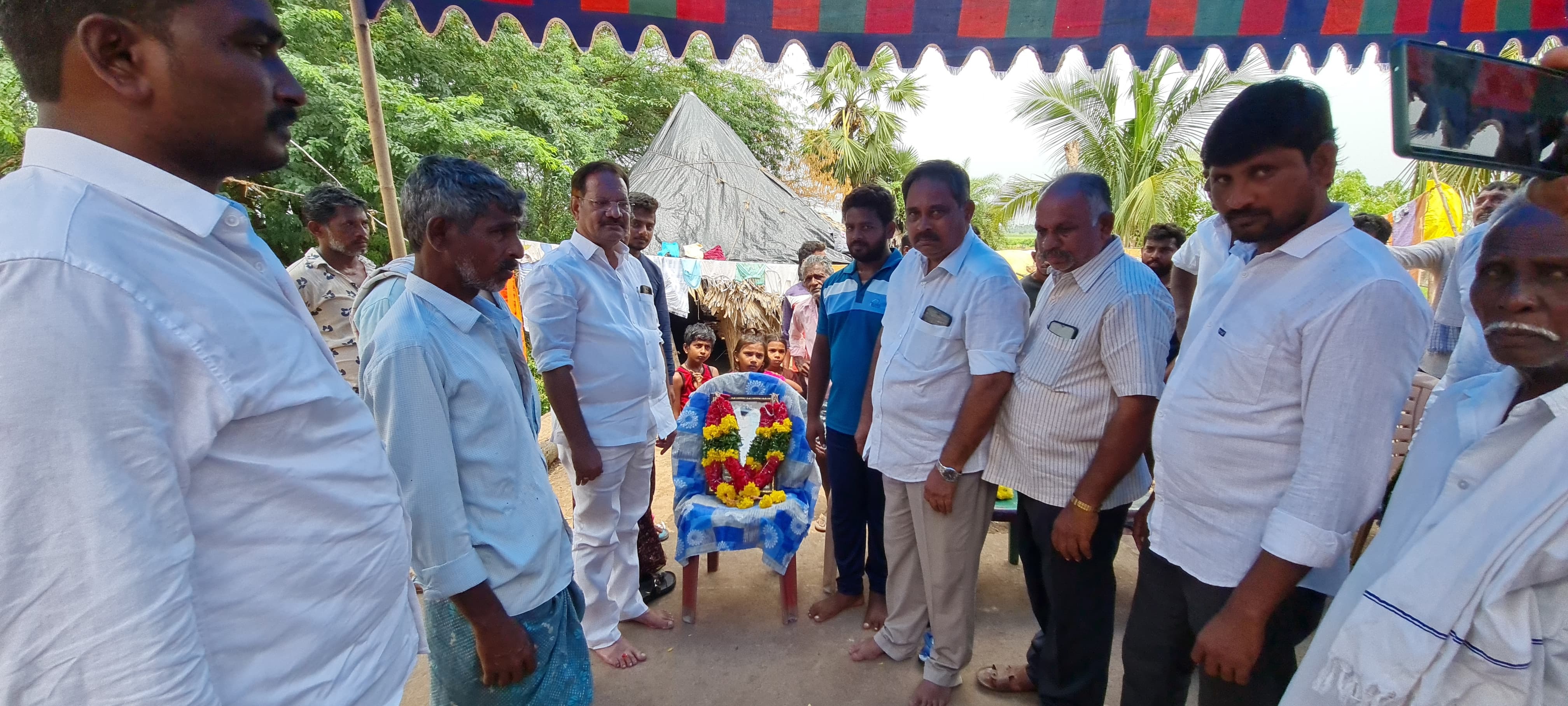 టిడిపి పోలిట్‌ బ్యూరో సభ్యులు నక్కా ఆనందబాబు పూలమాల వేసి నివాళులర్పించారు