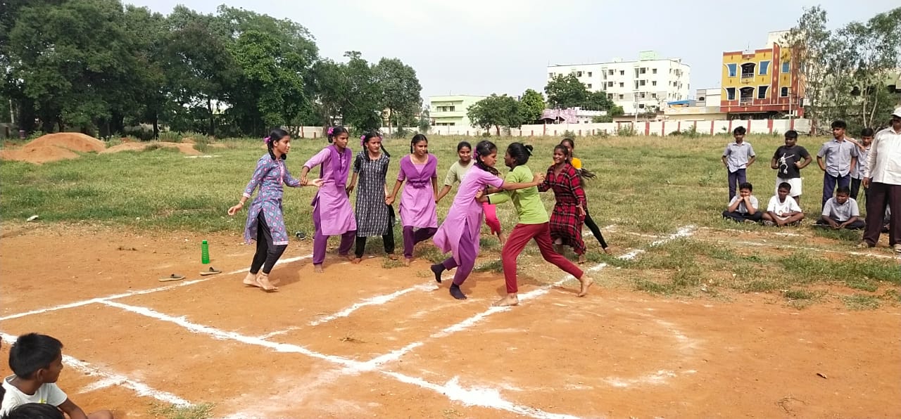 కబడ్డీ ఆడుతున్న విద్యార్థినిలు  