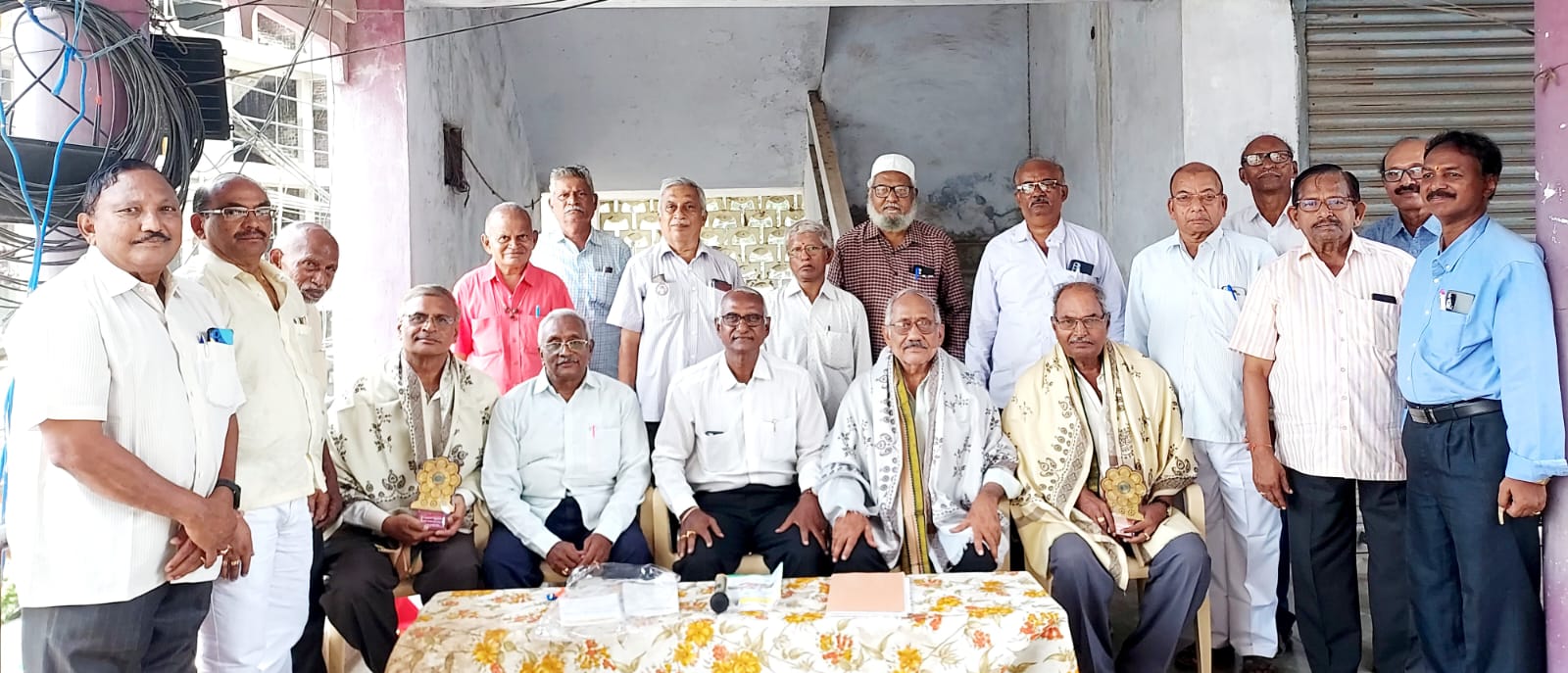 కవులను సన్మానిస్తున్న సంఘం ప్రతినిధులు