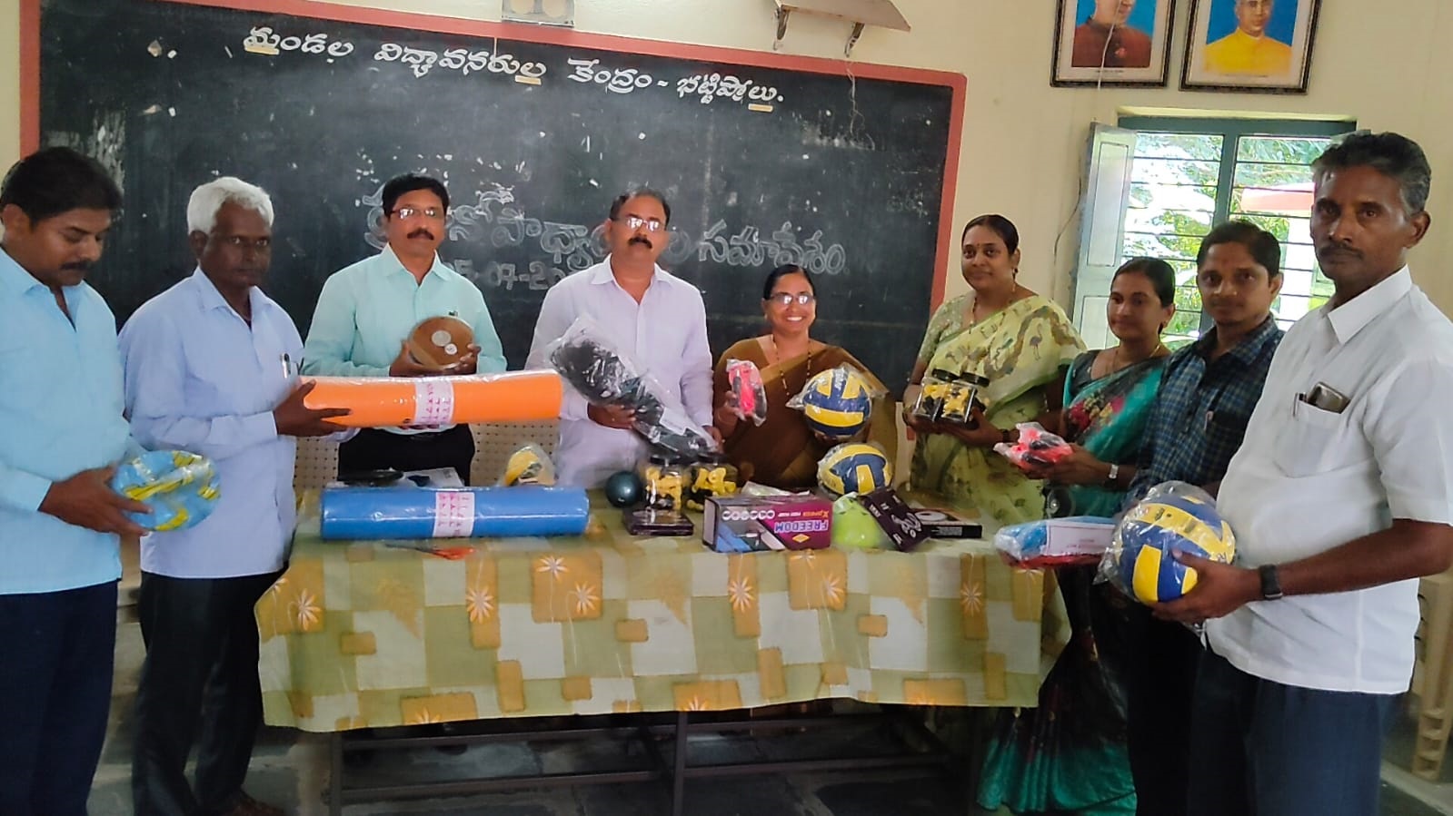 క్రీడా పరికరాలు అందజేస్తున్న ఎంపీపీ, జడ్పిటిసి