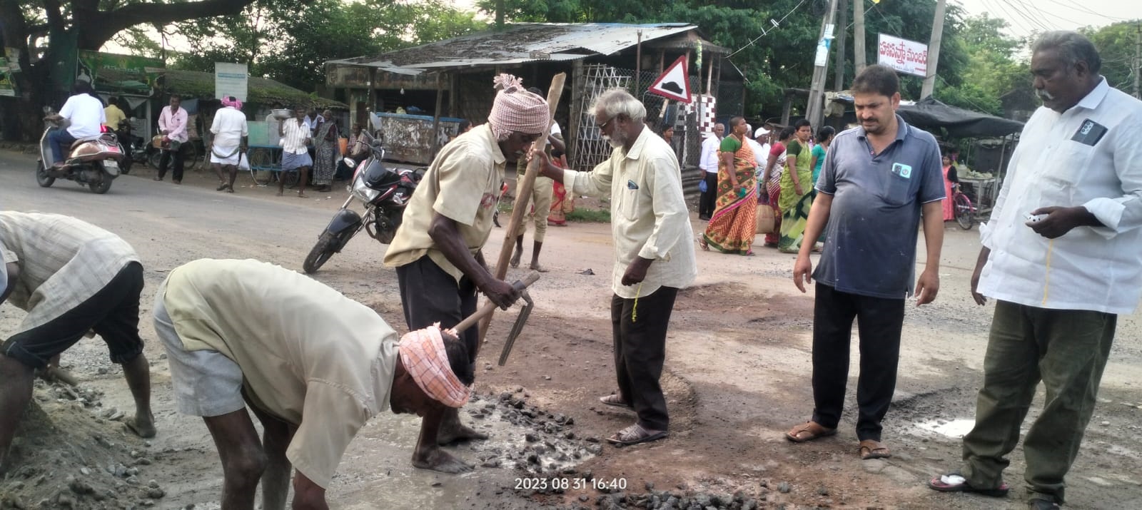 గుంటలు పోర్చుతున్న పంచాయతీ కార్మికులు