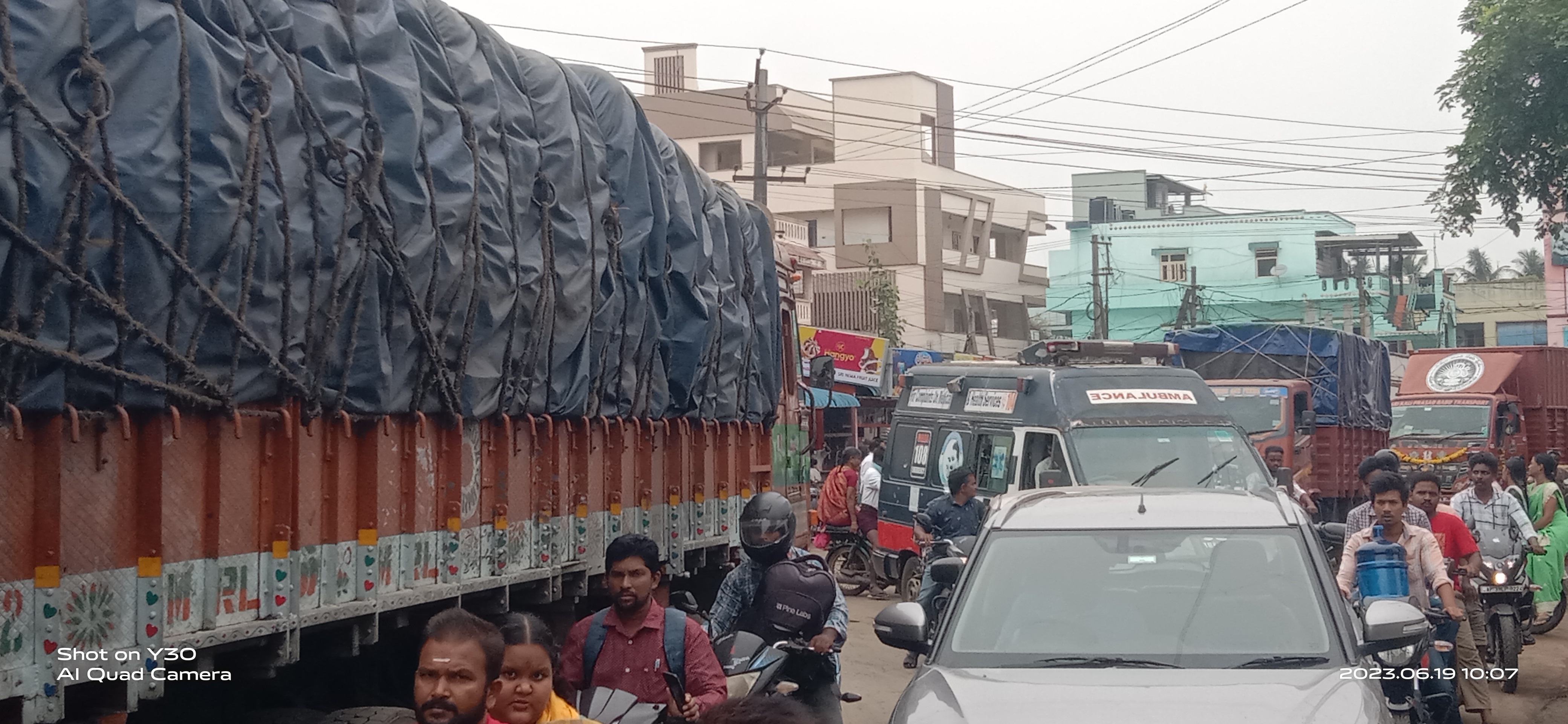 ఉండిలో ట్రాఫిక్‌ కష్టాలు..!