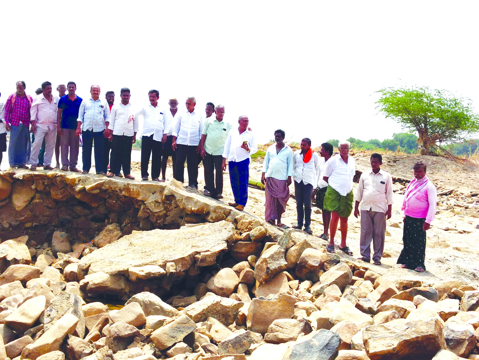 పోలంపల్లి మునేరు చెక్‌డ్యామ్‌ గండ్లు పూడ్చాలి