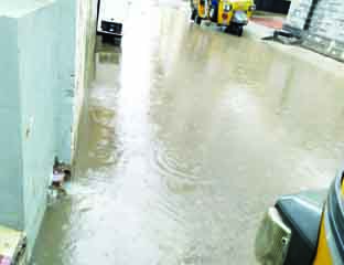 ఆకివీడులో భారీ వర్షం