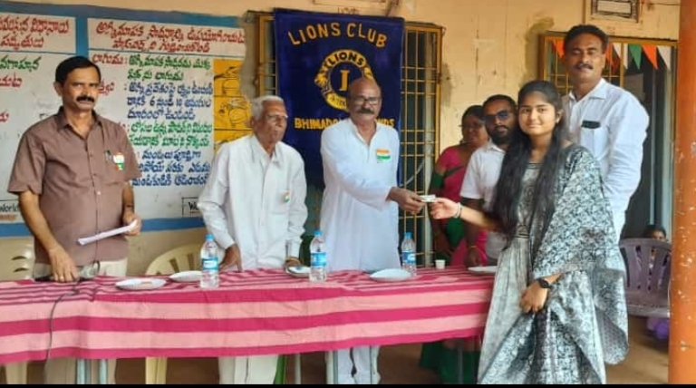 విద్యార్థులకు నగదు ప్రోత్సాహకాలు