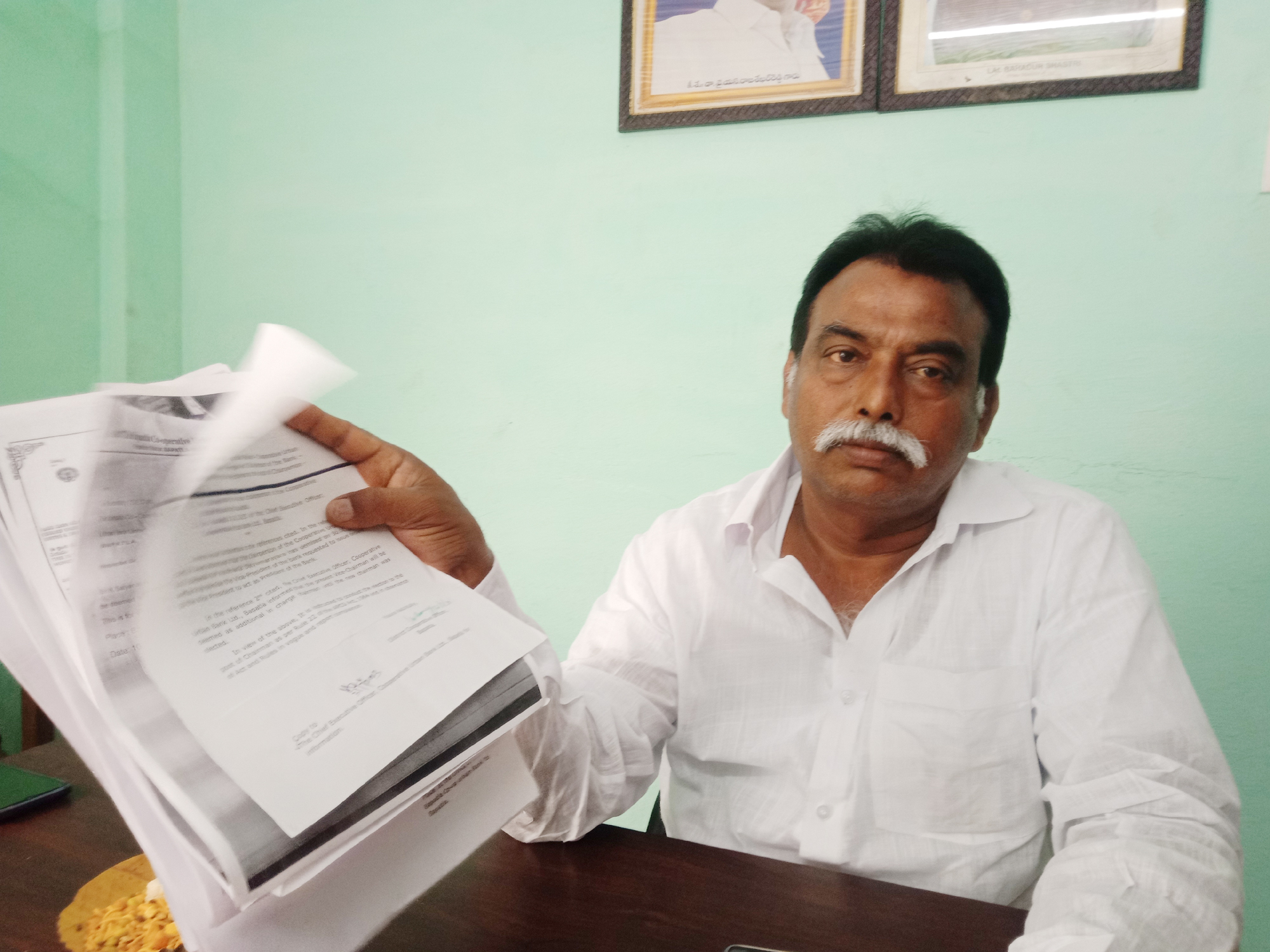 విలేకర్ల సమావేశంలో మాట్లాడుతున్న బ్యాంకు వైస్‌ ఛైర్మన్‌ నరాలశెట్టి ప్రకాశరావు