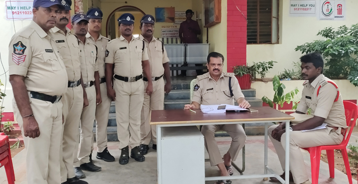 పోలీస్‌స్టేషన్‌లో డిఎస్‌పి తనిఖీ
