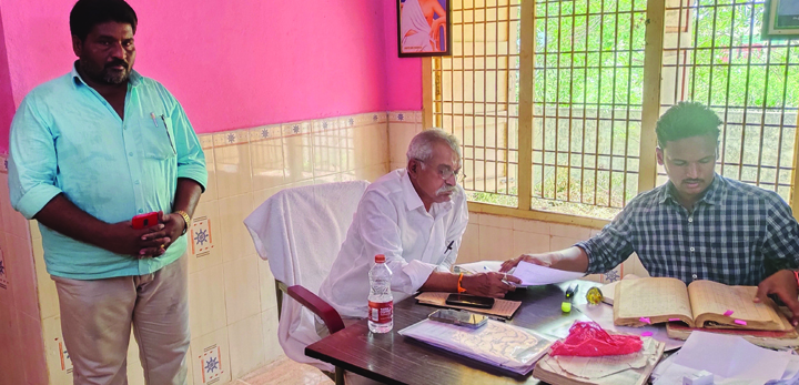 ప్రభుత్వ భూములను కాపాడండి : మానుగుంట