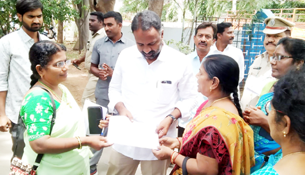 అంగన్వాడీలకు గ్రాట్యుటీ అమలు చేయాలి