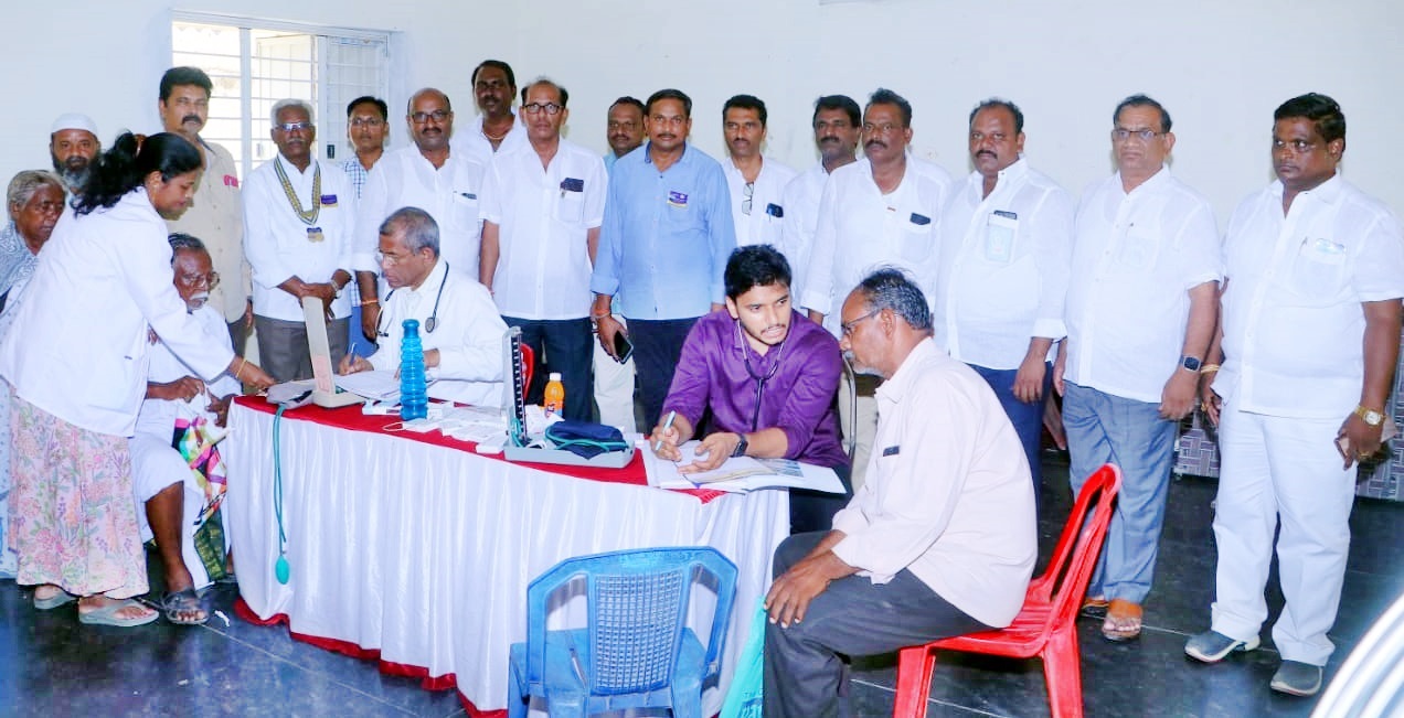 రోగులను పరీక్షిస్తున్న  డాక్టర్ కొమ్మినేని వీరశంకర్