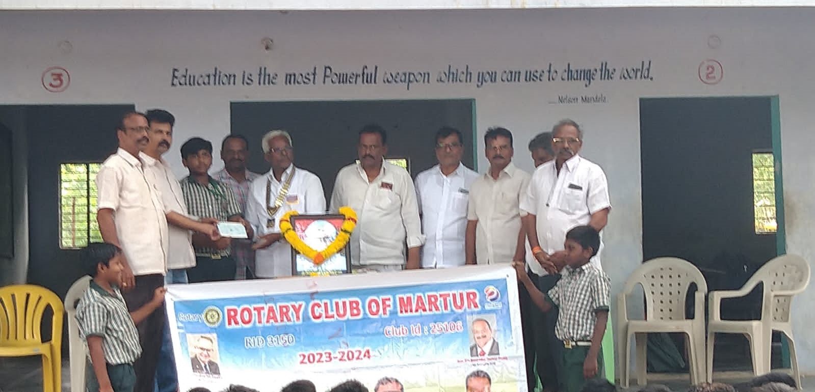 ఆర్ధిక సహాయం అందజేస్తున్న రోటరీ ప్రతినిధులు