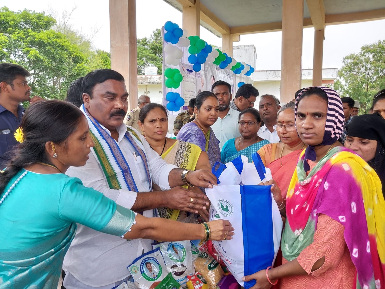 సంపూర్ణ పోషణ కిట్లు అందజేస్తున్న మంత్రి నాగార్జున