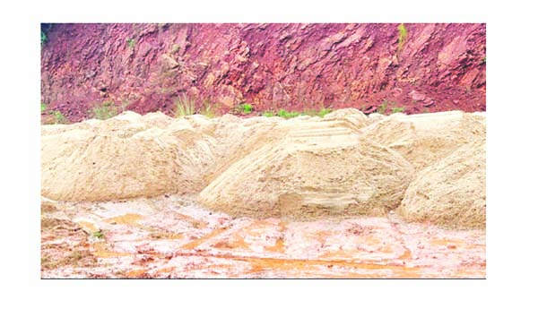 యథేచ్ఛగా ఇసుక అక్రమ రవాణా