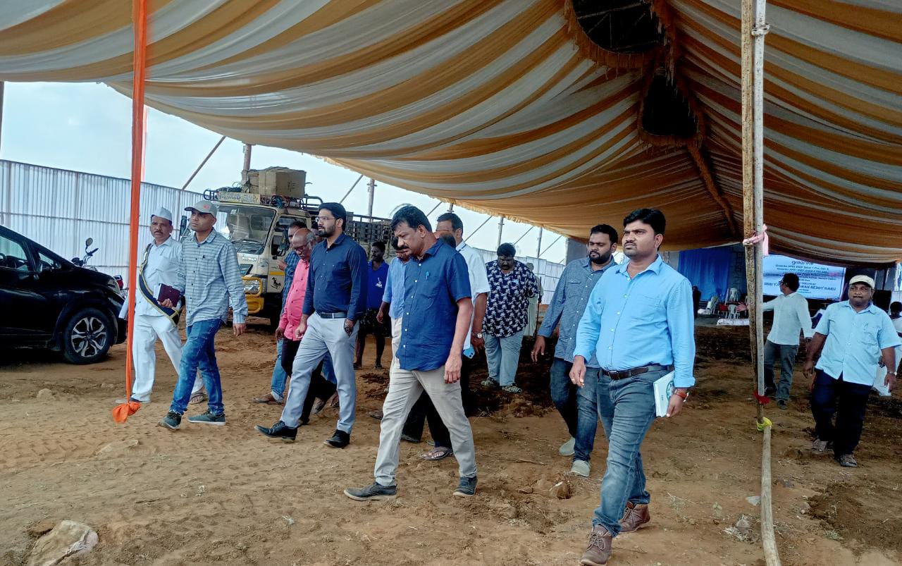 ఏర్పాట్లను పరిశీలిస్తున్న జాయింట్‌ కలెక్టర్‌ రాహుల్‌ కుమార్‌ రెడ్డి