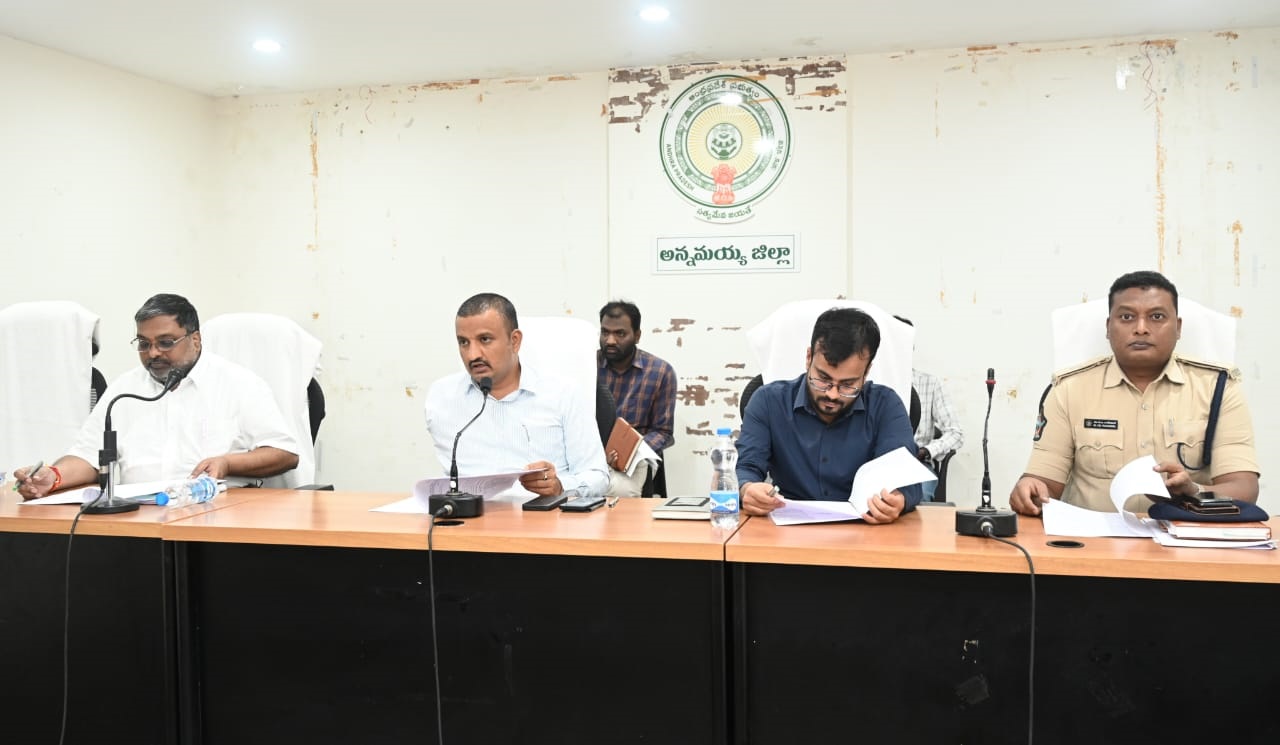 - మాట్లాడుతున్న కలెక్టర్‌ గిరీష