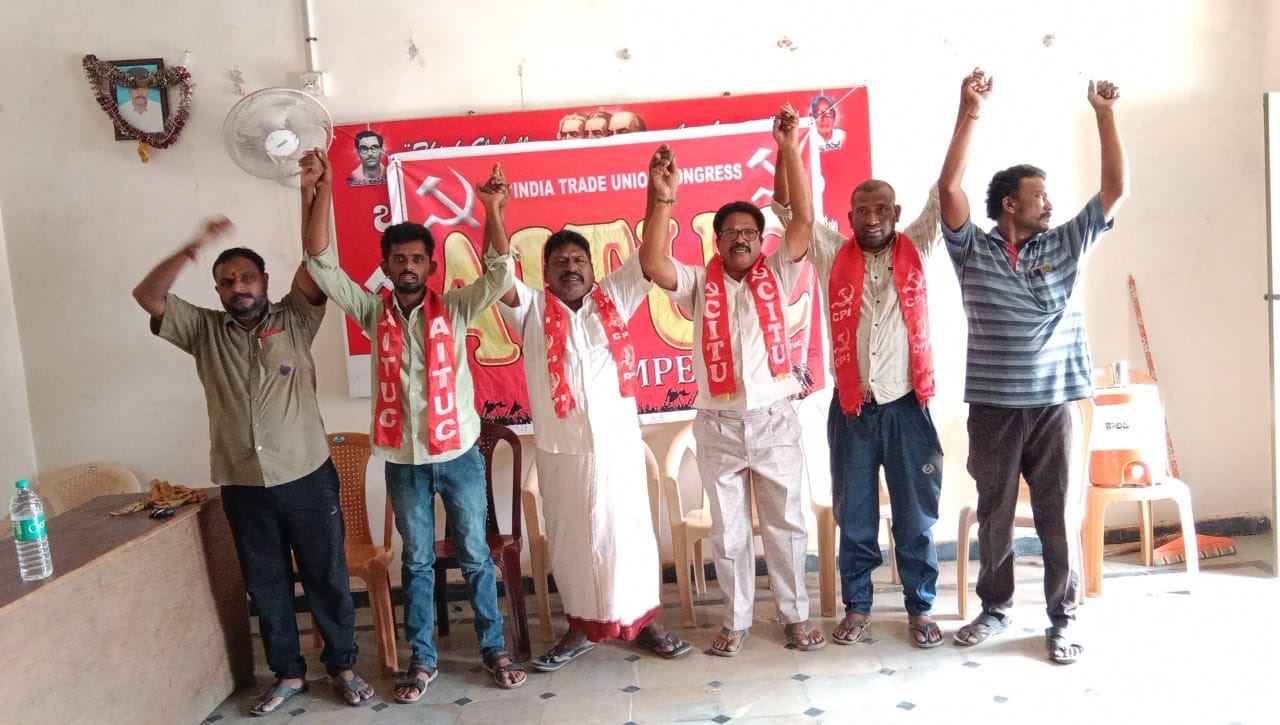 - అభివాదం చేస్తున్న నాయకులు