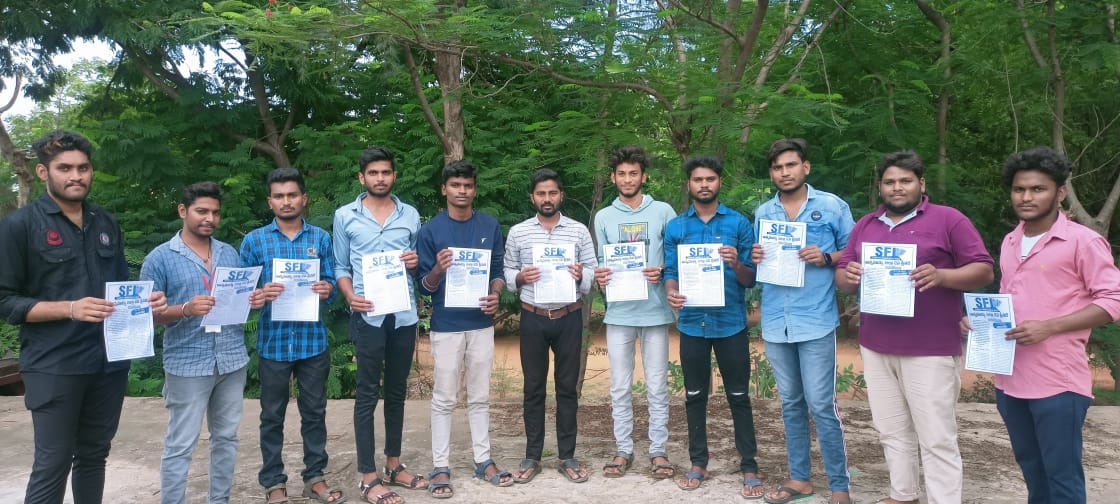 - కరపత్రాలు ఆవిష్కరిస్తున్న ఎస్‌ఎఫ్‌ఐ నాయకులు