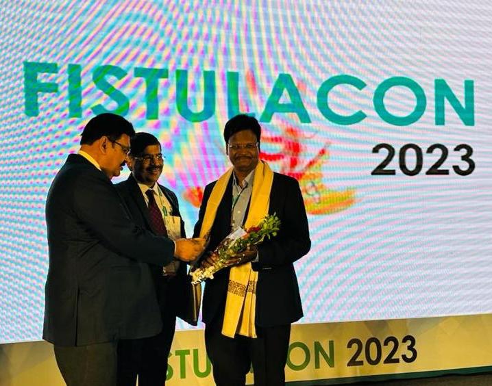 డాక్టర్‌ సిపాయిని సన్మానిస్తున్న డాక్టర్‌ పర్వేష్‌ 