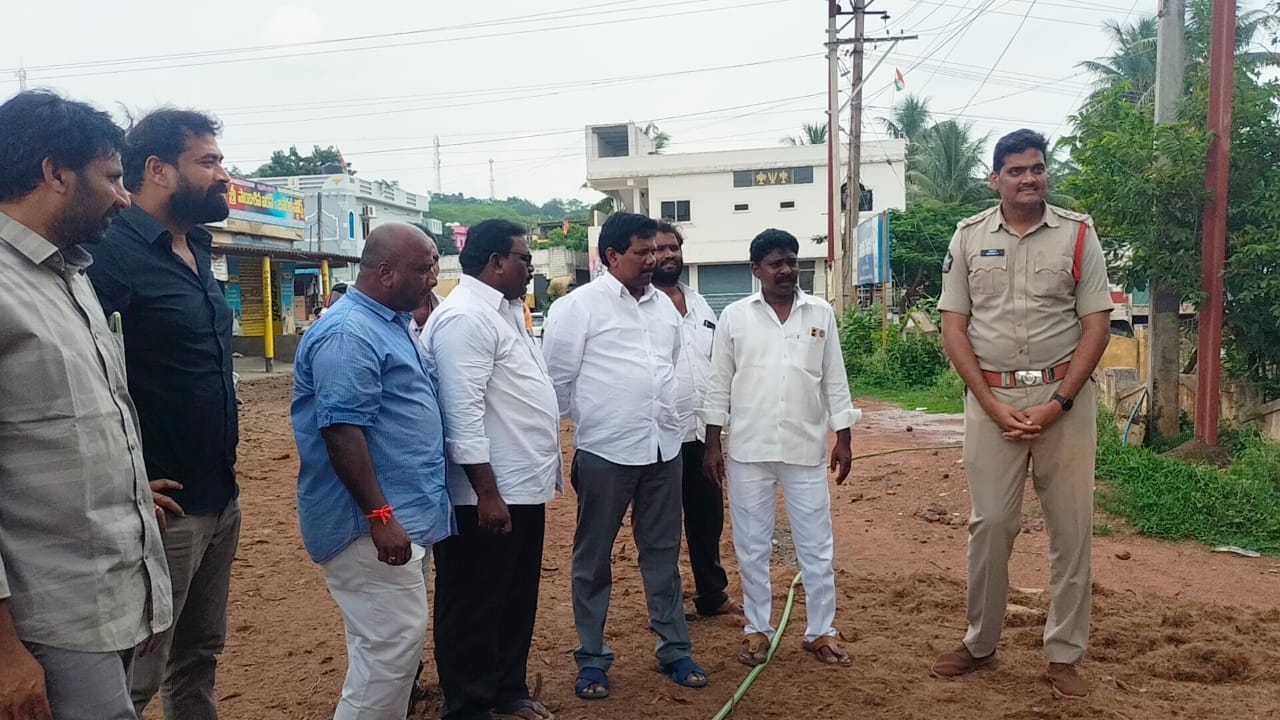 రోడ్డు నిర్మాణ పనులు పరిశీలించిన ఎంఎల్‌ఎ